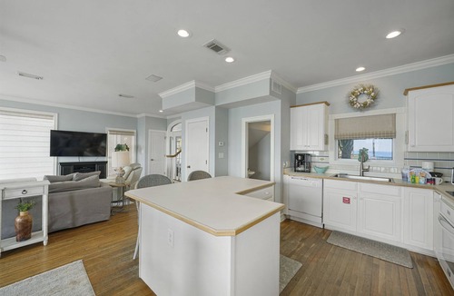 Scenic Gulf Drive House | Beautiful Beachfront 3BR House with 2 sets of Free Beach Service! Memories by the Sea