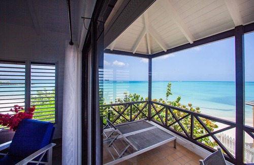 Runaway Bay Apartment | Beautiful beachfront apartment a few steps from a lovely white sand beach.