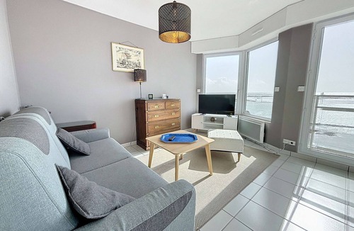 Granville Apartment | Beautiful beachfront apartment with balcony, parking and modern amenities