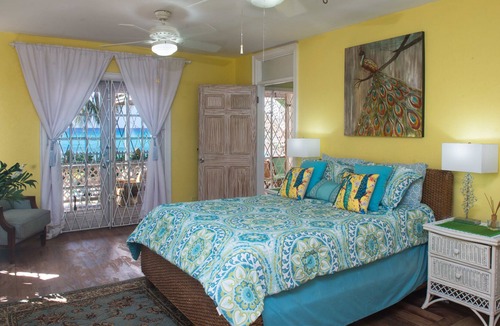 Worthing Villa | BEAUTIFUL BEACHFRONT LOCATION! On The Beach Villa, sleeps 8. Villa Benjamin.