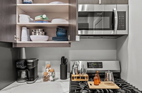 West Ridge Apartment | Beautiful Bollywood 3 Bed Gem near Loyola University/Rogers Park/Lake Michigan