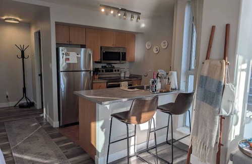 Downtown Vancouver Condo | Beautiful boutique Beach Retreat-upscale and newly renovated sweet suite escape