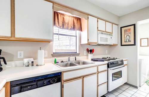 Table Rock Apartment | Beautiful Branson Condo w/Golf + Pool Access!