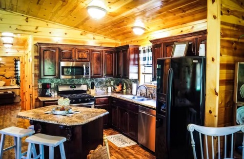 Golden Cabin | Beautiful "BUNK HOUSE" Log Cabin