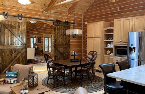 Riverside Cabin | Beautiful Cabin Comfortable for Groups in Riverside, Wyoming