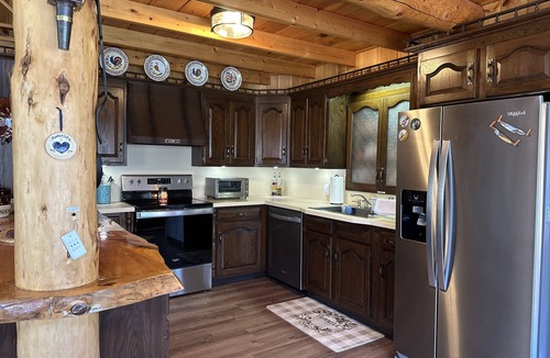 Glendale Cabin | Beautiful cabin in the woods close to skiing, hiking and shopping with hot tub.