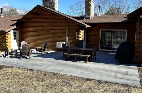 Glendale Cabin | Beautiful cabin in the woods close to skiing, hiking and shopping with hot tub.