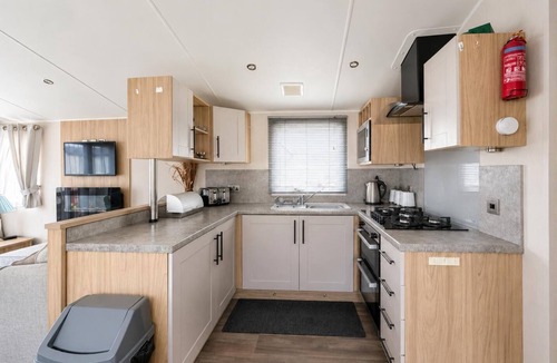 Corton House | Beautiful caravan for hire with a partial sea view in Suffolk ref 32042AZ