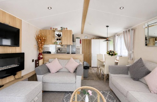 Corton House | Beautiful caravan for hire with a partial sea view in Suffolk ref 32042AZ