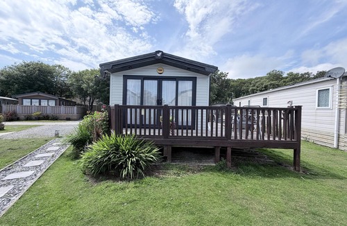 Corton House | Beautiful caravan for hire with a partial sea view in Suffolk ref 32042AZ