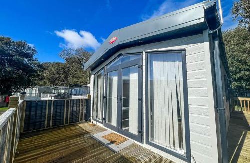 Corton House | Beautiful Caravan With Decking And Wifi At Azure Sea, Suffolk Ref 32025Az