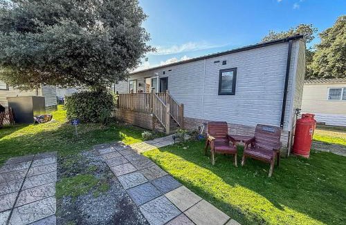 Corton House | Beautiful Caravan With Decking And Wifi At Azure Sea, Suffolk Ref 32025Az