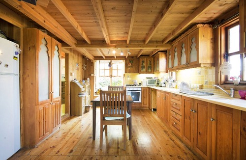 Yakakoy Cottage | Beautiful cedar chalet for romantic getaways