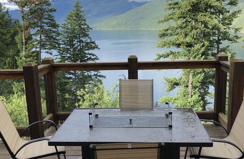 Silverton House | Beautiful Chalet overlooking Slocan Lake! September Special Discounts!