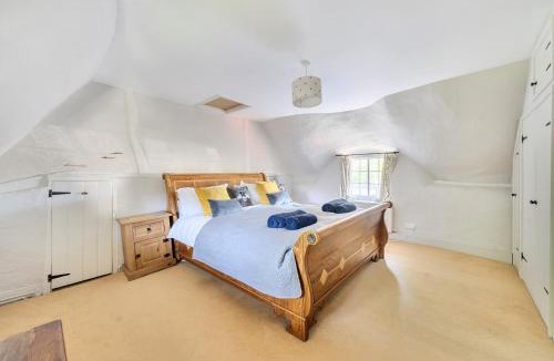 Netheravon House | Beautiful Character Thatched Pet Friendly House