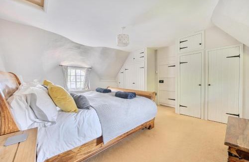 Netheravon House | Beautiful Character Thatched Pet Friendly House