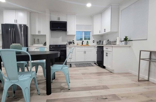 Reseda House | Beautiful charming private home in Reseda