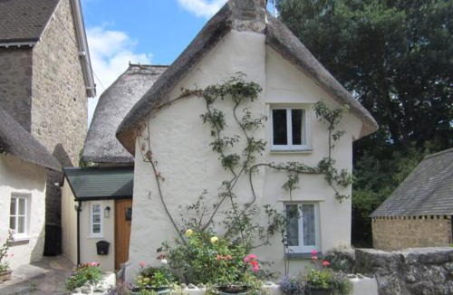 Lustleigh House | Beautiful chocolate box thatched cottage in heart of Lustleigh, 1 min walk to pub, tearoom & shop
