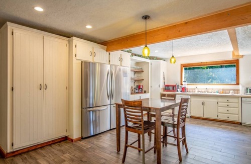 Purgatory House | Beautiful Cliff view in Durango HotTub hiking 5/3 Sleeps 16 allows pets plus AC