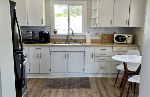 Findlay House | Beautiful & Comfortable One Bedroom/One Bathroom