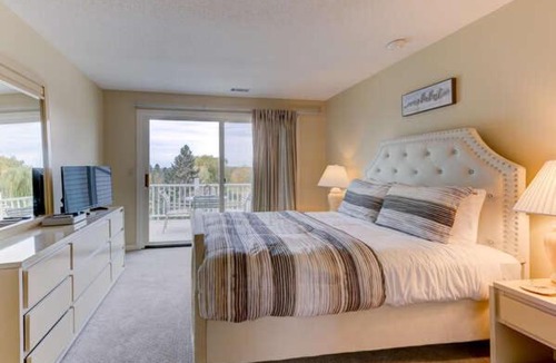 Acme House | Beautiful Comfy 2 Bedroom Golf Course Condo