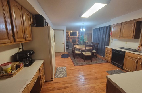 Urbandale House | Beautiful comfy five bedroom home sleeps 14