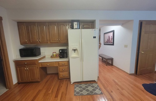Urbandale House | Beautiful comfy five bedroom home sleeps 14