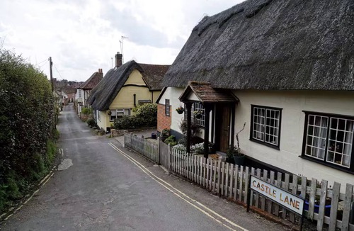 Halstead House | Beautiful Cottage opposite the Castle!