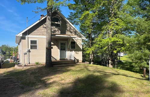 Crivitz Cottage | Beautiful cottage on Crooked Lake! Sleeps 9 comfortably.