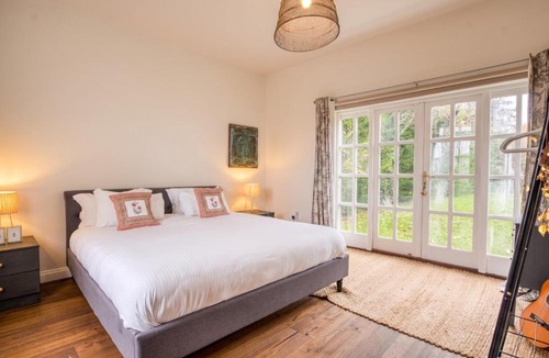 New Forest District House | Beautiful Country House with Forest View & Garden
