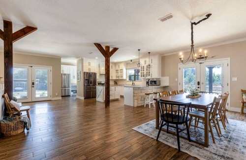 Alvarado House | Beautiful Country Lake House with Pool