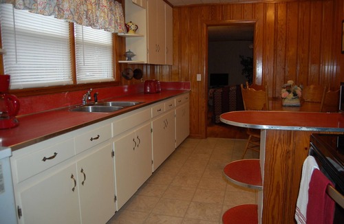 Rogersville House | Beautiful Country Retreat Perfect for Fishermen or A Peaceful Family Vacation