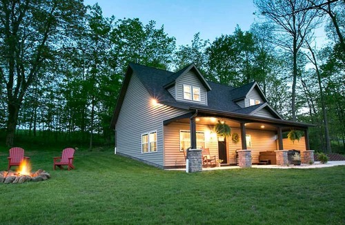 Sugarcreek Cabin | Beautiful Countryside Cabin with Hot-Tub and Pond Views in Ohio