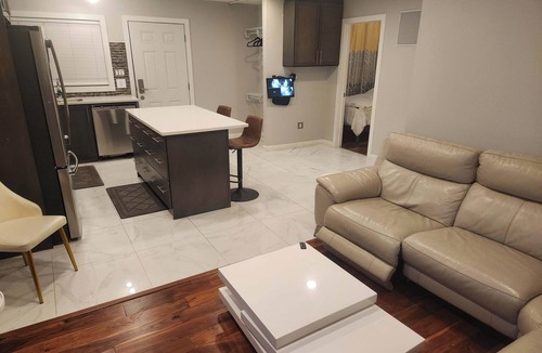 Northeast Edmonton House | beautiful, cozy private and quiet house + heat garage -EV charger - NO BASEMENT