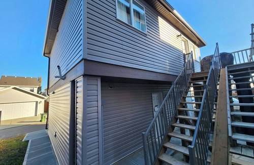 Northeast Edmonton House | beautiful, cozy private and quiet house + heat garage -EV charger - NO BASEMENT