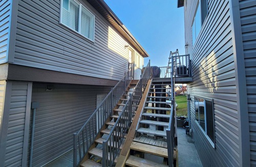 Northeast Edmonton House | beautiful, cozy private and quiet house + heat garage -EV charger - NO BASEMENT