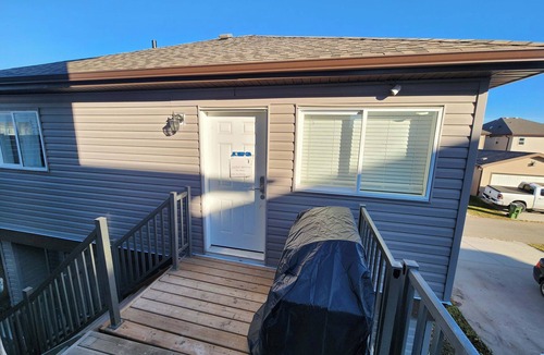 Northeast Edmonton House | beautiful, cozy private and quiet house + heat garage -EV charger - NO BASEMENT