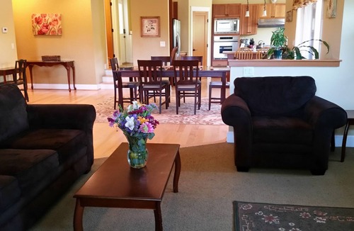 Fairmont House | Beautiful Craftsman-style home in the hills, near the U of O!