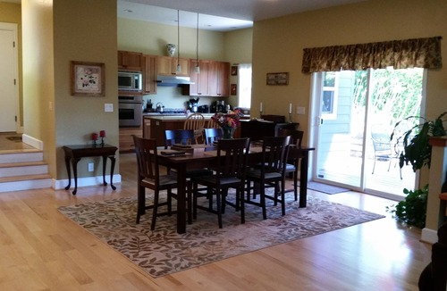 Fairmont House | Beautiful Craftsman-style home in the hills, near the U of O!