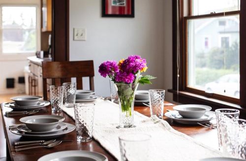 Wallingford House | Beautiful Craftsman with Off-street parking, EV charger, Yard Dogs OK!
