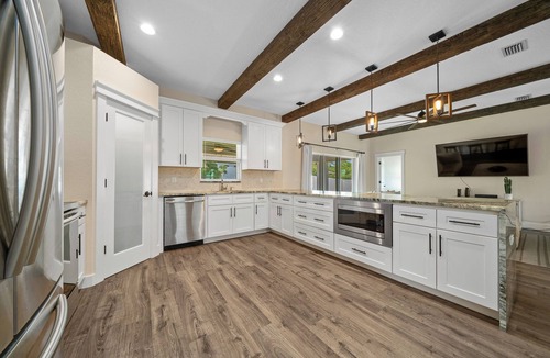 Spring Hill House | Beautiful Custom Home - only 3 Minutes to Weeki Wachee Springs & Hospital