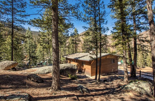 Woodland Park Cabin | Beautiful deck, listen to the creek