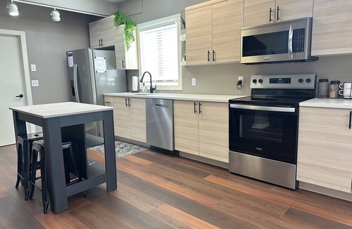 Dickinson House | Beautiful Downtown Home, Close To Everything