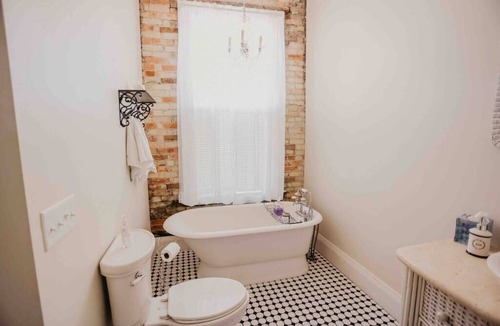 Clare Apartment | Beautiful Downtown Loft- West Suite