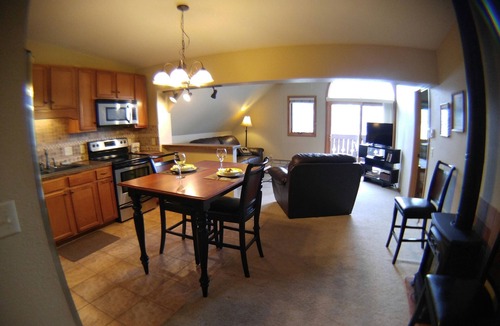 Estes Park Condo | Beautiful Estes Park 2 Bedroom Loft in the ❤️ of town with Air Conditioning