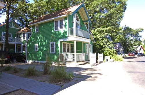 Michigan City House | Beautiful Family Cottage in Beachwalk-Grill-AC-Free Wifi-Kids Haven.