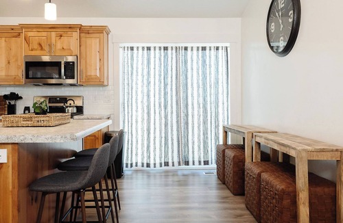 Smithfield House | Beautiful family-friendly home with theater & games, 18 minutes to USU