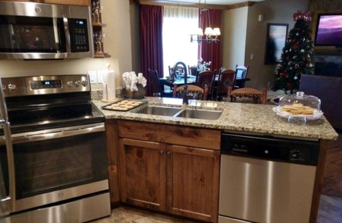 Gatlinburg Resort | BEAUTIFUL FAMILY SIZE CONDO WITH DECK, 2 BEDROOMS & 2 BATHROOM