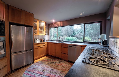 Wilson Creek House | Beautiful Farmhouse & thermal Spa in Forest