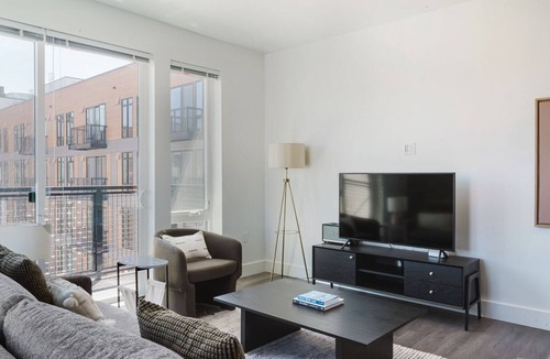 Squire Park Apartment | Beautiful First Hill Jr 1BR w/Gym, BBQ & Game Room, by Blueground